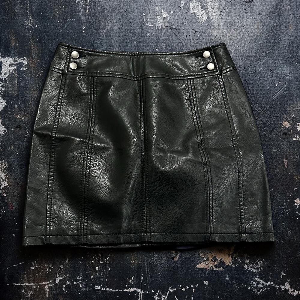 Free People Black Vegan Leather Mini Skirt Snap Detail Modern Femme Women Size 4